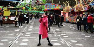 Ευγενία Νιάρχου φούξια παλτό χριστουγεννιάτικο πάρκο