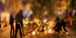 Στάχτη το δέντρο στην πλατεία Εξαρχείων 