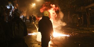 Μολότοφ κατά ΜΑΤ στα Εξάρχεια