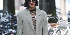 γυναίκα με σακάκι και γυαλιά στην εβδομάδα μόδας