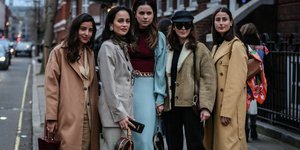 γυναίκες με φορέματα και παλτό στην εβδομάδα μόδας