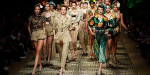 Μοντέλα με δημιουργίες των Dolce & Gabbana στην εβδομάδα μόδας του Μιλάνου