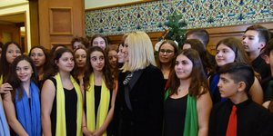 Χριστουγεννιάτικα κάλαντα άκουσε στο γραφείο της στη Βουλή η Φ. Γεννηματά