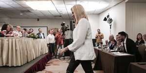 Φώφη με λευκό σακάκι στο ΚΙΝΑΛ