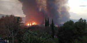 Στιγμιότυπο από την φωτιά στο εργοστάσιο στη Βαρκελώνη
