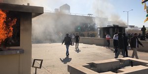 Φωτιά διαδηλωτές στην πρεσβεία των ΗΠΑ
