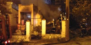 Πυροσβέστες σε οικία που καίγεται