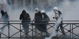 Δακρυγόνα και μολότοφ στο Παρίσι μεταξύ αστυνομίας και διαδηλωτών