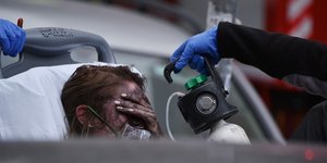 Μία γυναίκα τραυματισμένη από τη φωτιά στο ξενοδοχείο στη Συγγρού μεταφέρεται στο νοσοκομείο
