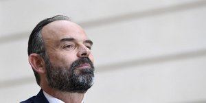 Ο Γάλλος πρωθυπουργός Εντουάρντ Φιλίπ με μούσι, μπλε σακάκι και γραβάτα