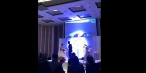 Γαμπρός δείχνει βίντεο στην γαμήλια δεξίωση