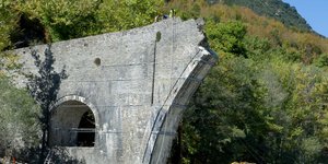 Η κατεστραμμένη γέφυρα της Πλάκας στην πρώτη φάση της αποκατάστασης