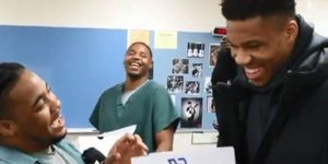 Ο Γιάννης Αντετοκούνμπο δίνει παπούτσια σε κρατούμενο φυλάκων