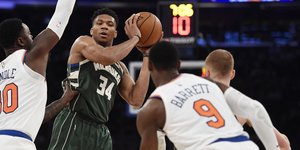 Γιάννης Αντετοκούνμπο με αντιπάλους