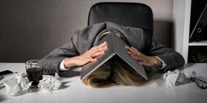 Γυναίκα με το κεφάλι της στο laptop