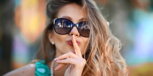 Γυναικείο πρόσωπο με γυαλιά