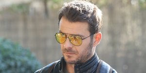 Ο Γιώργος Αγγελόπουλος με aviation γυαλιά ηλίου στα γυρίσματα της σειράς