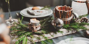 γιορτινό τραπέζι με κεριά και πιάτα