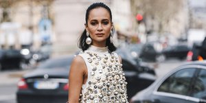 γυναίκα με φόρεμα με πέρλες και σκουλαρίκια στην εβδομάδα μόδας