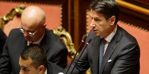 Ο Τζουζέπε Κόντε μιλάει στο ιταλικό Κοινοβούλιο