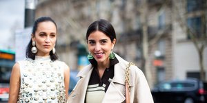 γυναίκες με σκουλαρίκια χαμογελούν στην εβδομάδα μόδας