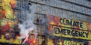Οι ακτιβιστές χρησιμοποίησαν και εφέ για να δώσουν την εντύπωση ότι το κτίριο φλέγεται