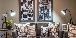 Γκρι καναπές με δύο λάμπες δεξιά και αριστερά