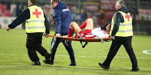 Ο Γκιγιέρμε μεταφέρεται με φορείο