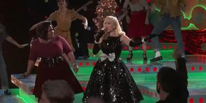 Η Γκουέν Στεφάνι με δημιουργία του Βασίλη Ζούλια στον τελικό του αμερικάνικου The Voice