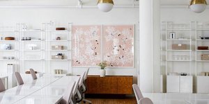 Λευκά τραπέζια, λευκές ραφιέρες, φωτιστικά, βάζο με λουλούδια στο γραφείο της Γουίνεθ Πάλτροου