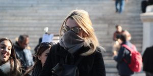Γυναίκα με κασκόλ και γυαλιά