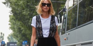 Γυναίκα με φόρεμα, γυαλιά και Τ-Shirt στο δρόμο 