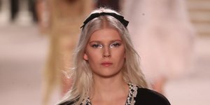 Γυναίκα στην πασαρέλα στο σόου Chanel 