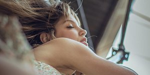 Γυναίκα με ξηρή επιδερμίδα