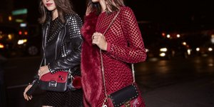 Γυναίκες με γιορτινά φορέματα στο δρόμο 