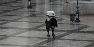 Γυναίκες με ομπρέλα στη βροχή