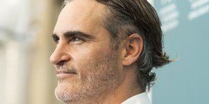 Ο Χοακίν Φίνιξ με λευκό πουκάμισο