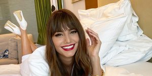 Η Ηλιάνα Παπαγεωργίου στο κρεβάτι με μπουρνούζι και λευκές γόβες