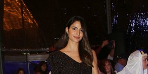 Η Ηλιάνα Παπαγεωργίου με πουά κρουαζέ φόρεμα και γόβες