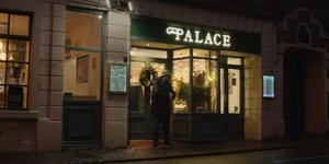 Χριστουγεννιάτικη διαφήμιση κινηματογράφου με ηλικιωμένο 