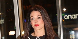 Η Ιωάννα Τριανταφυλλίδου με μαύρο πουκάμισο και μαύρο παντελόνι