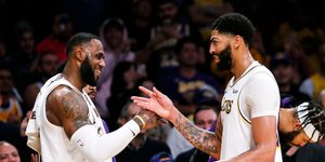 Λεμπρόν Τζέιμς και Αντονι Ντέιβις πανηγυρίζουν