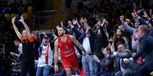 Μάικ Τζέιμς και οπαδοί της ΤΣΣΚΑ πανηγυρίζουν