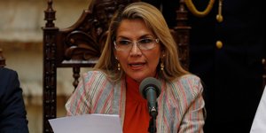 Η Τζανίνε Ανιες διαβάζει επιστολή