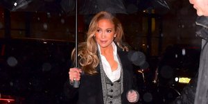 Η Τζένιφερ Λόπεζ με κοστούμι και ομπρέλα στη Νέα Υόρκη