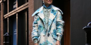 γυναίκα με παλτό και πουκάμισο στην εβδομάδα μόδας