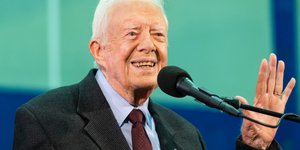 Ο Τζίμι Κάρτερ χαιρετάει από μικρόφωνο