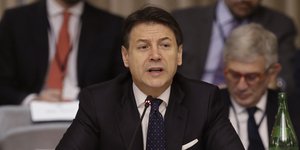 Ο Τζουζέπε Κόντε με μαύρο σακάκι