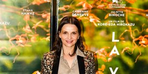 Η Ζιλιέτ Μπινός με σακάκι στην πρεμιέρα της νέας ταινίας της