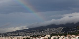 Ουράνιο τόξο μετά από βροχή στον ουρανό